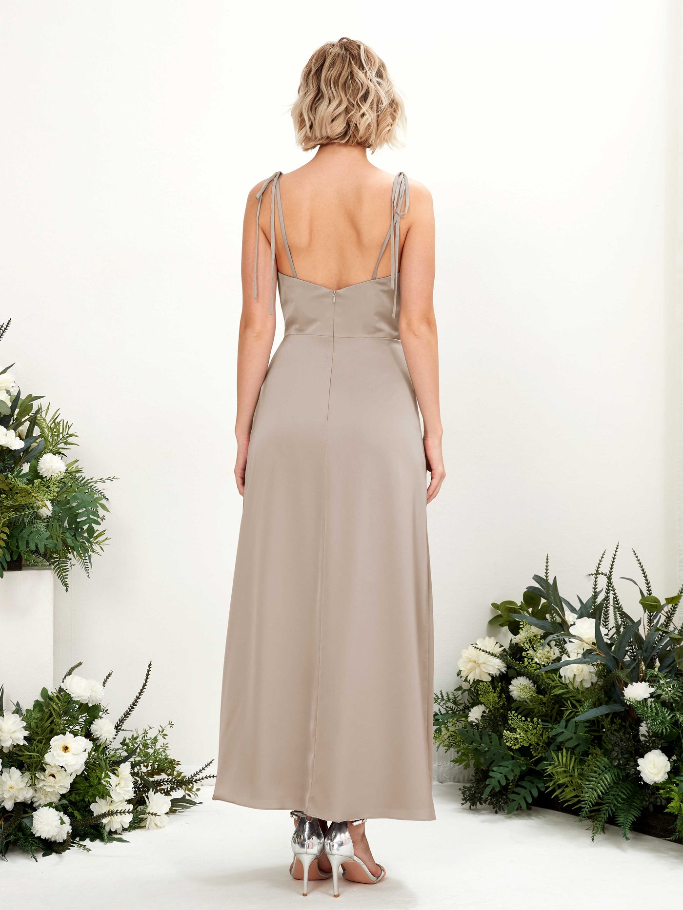 Carlyna Empire Col bénitier Longueur mollet Satin Robe de demoiselle d'honneur avec fente jambe Taupe #couleur_taupe