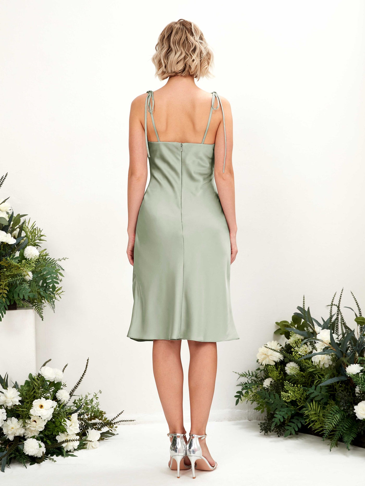 Carlyna Fourreau col bénitier longueur genou robe de demoiselle d'honneur Vert Sauge Foncé #couleur_vert-sauge-fonc