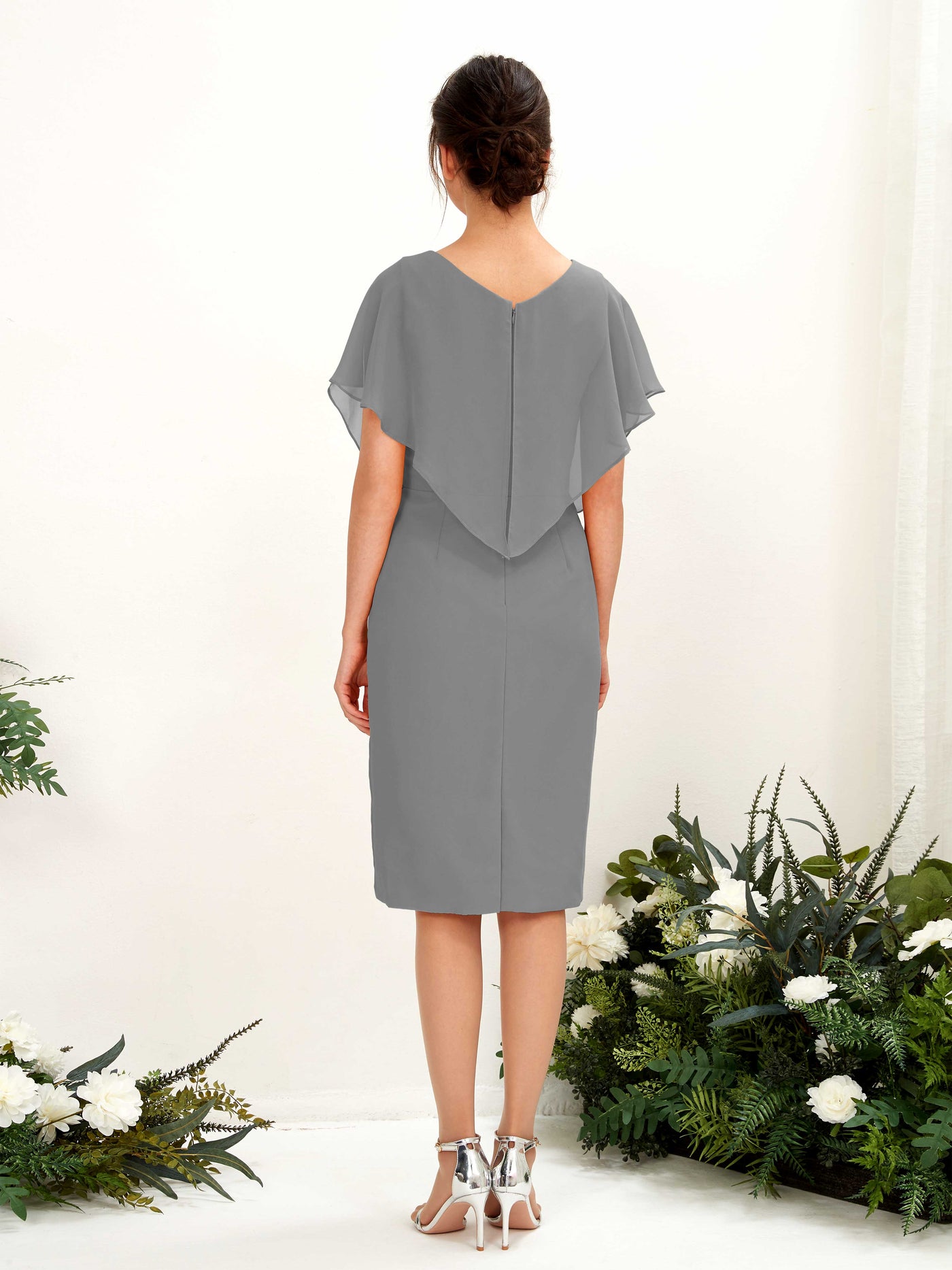 Carlyna Fourreau Col V Manches Cape longueur genou Mousseline Robes de demoiselle d'honneur Gris Acier #couleur_gris-acier