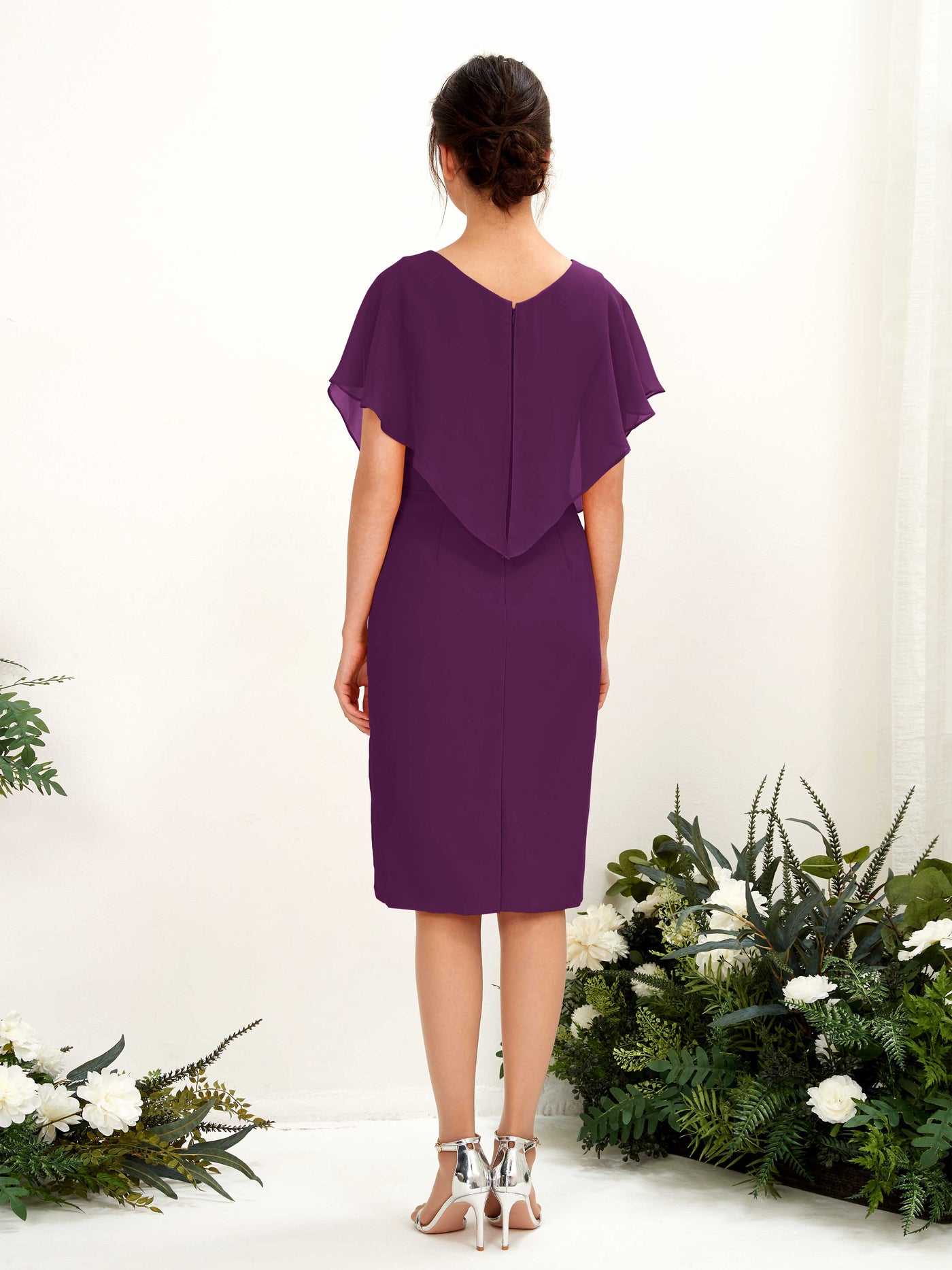 Carlyna Fourreau Col V Manches Cape longueur genou Mousseline Robes de demoiselle d'honneur Pourpre #couleur_pourpre