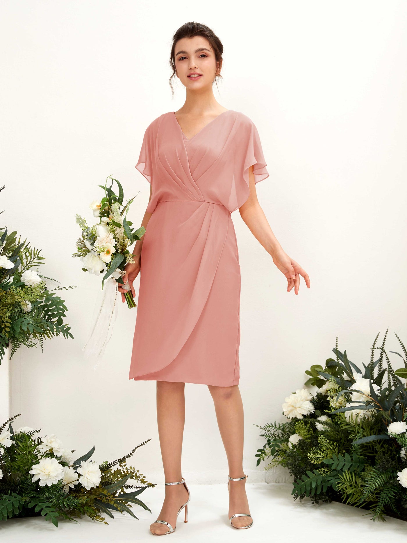 Carlyna Fourreau Col V Manches Cape longueur genou Mousseline Robes de demoiselle d'honneur Rose Champagne #couleur_rose-champagne