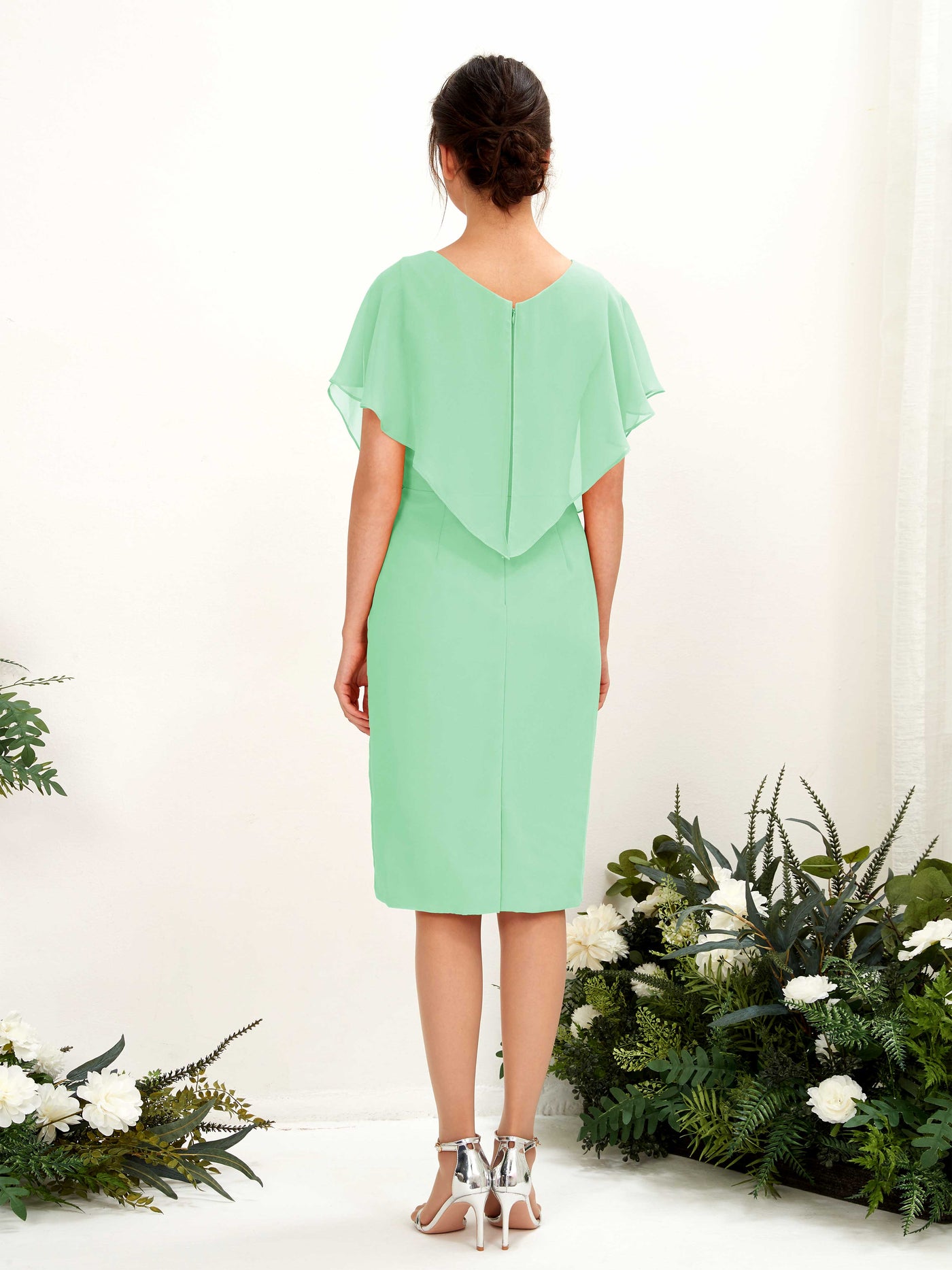 Carlyna Fourreau Col V Manches Cape longueur genou Mousseline Robes de demoiselle d'honneur Vert Menthe #couleur_vert-menthe