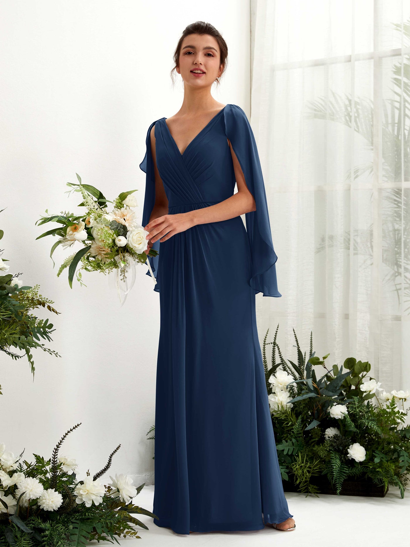 Carlyna Fourreau Col V Manches Cape Mousseline Robe de demoiselle d'honneur Bleu Marine #couleur_bleu-marine
