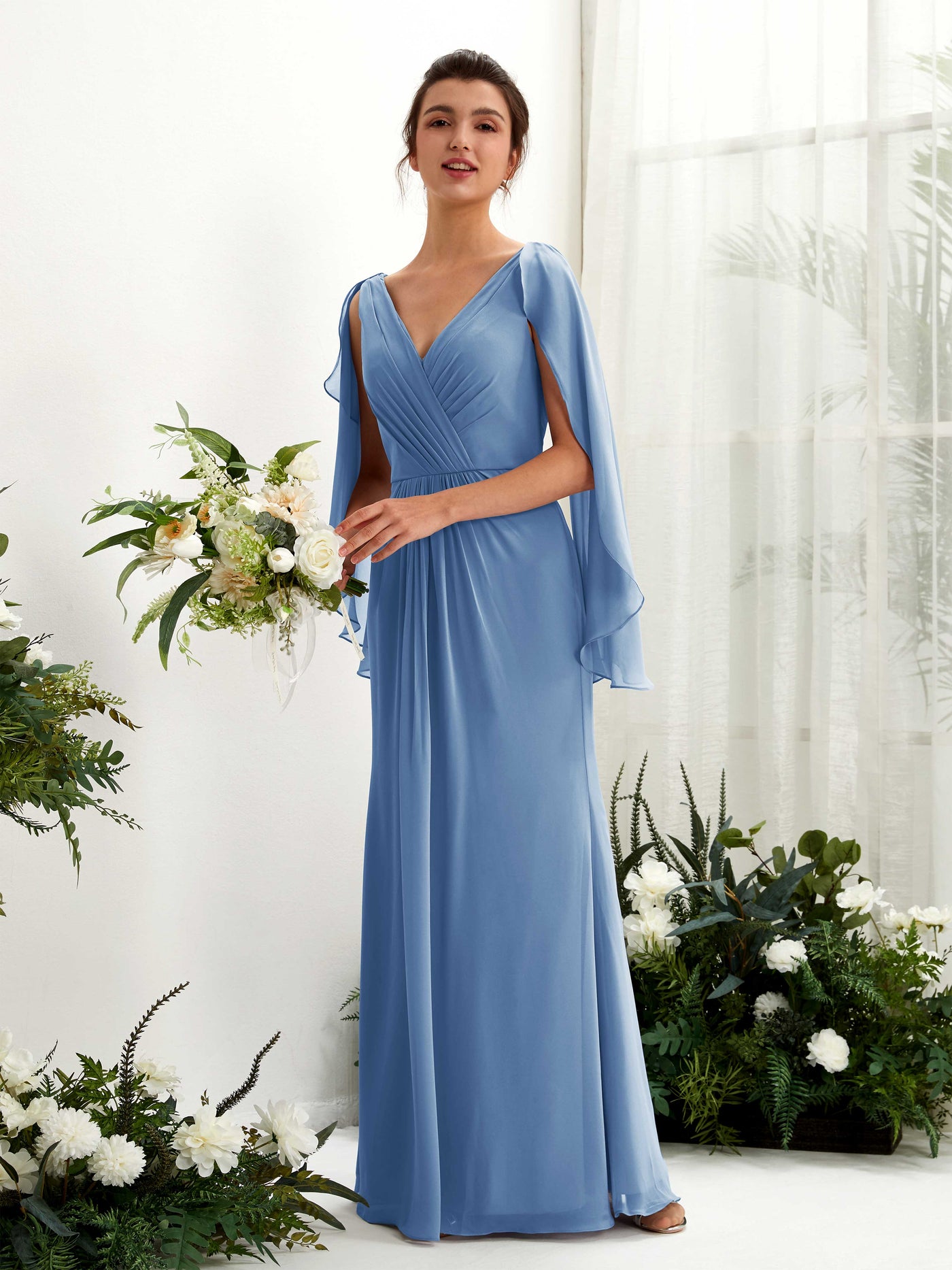 Carlyna Fourreau Col V Manches Cape Mousseline Robe de demoiselle d'honneur Bleu Poussiéreux #couleur_bleu-poussi-reux