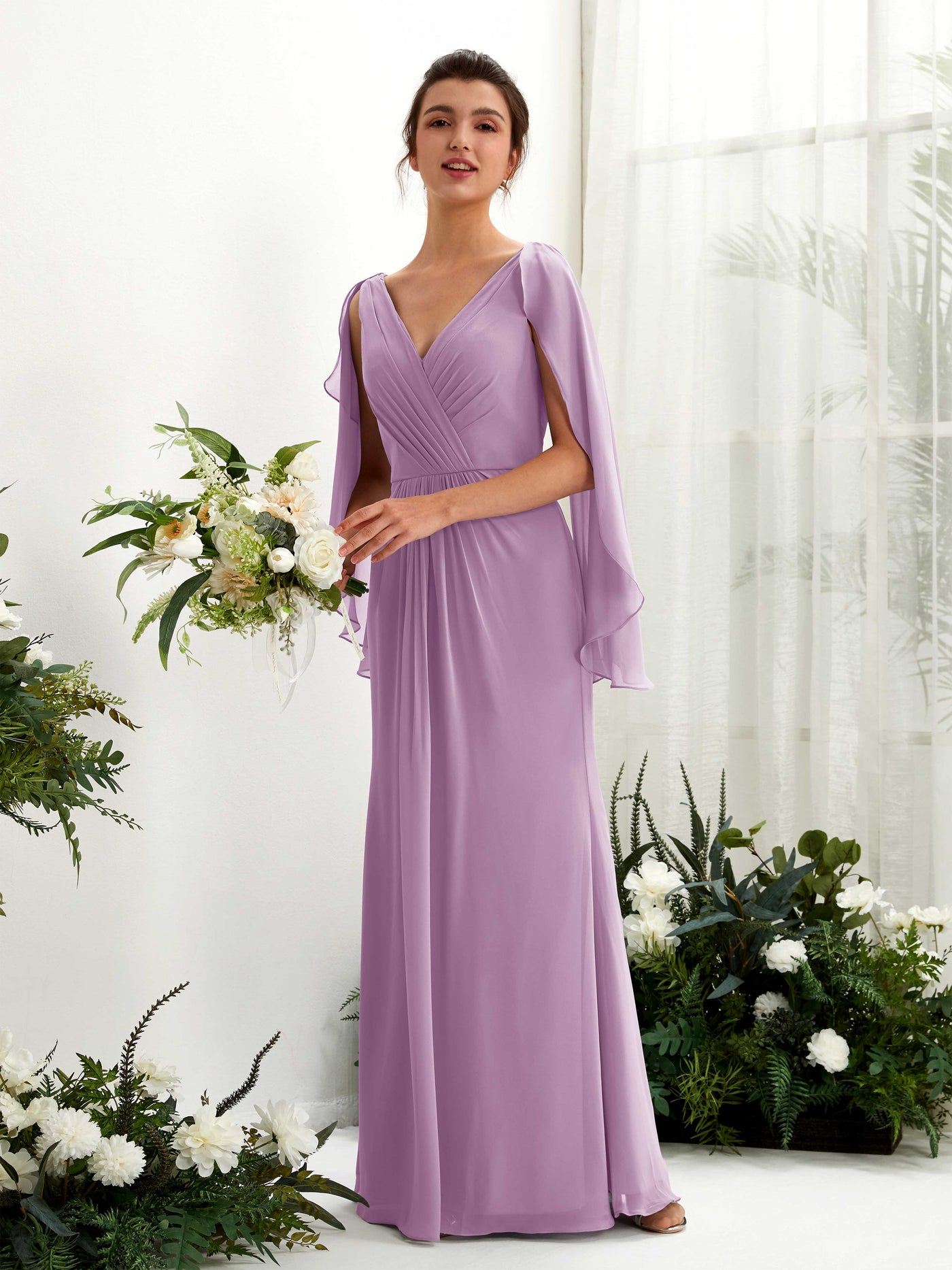 Carlyna Fourreau Col V Manches Cape Mousseline Robe de demoiselle d'honneur Brume Orchidée #couleur_brume-orchid-e