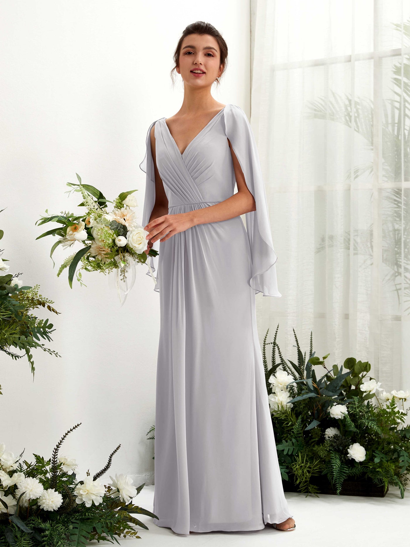Carlyna Fourreau Col V Manches Cape Mousseline Robe de demoiselle d'honneur Gris Boussole #couleur_gris-boussole