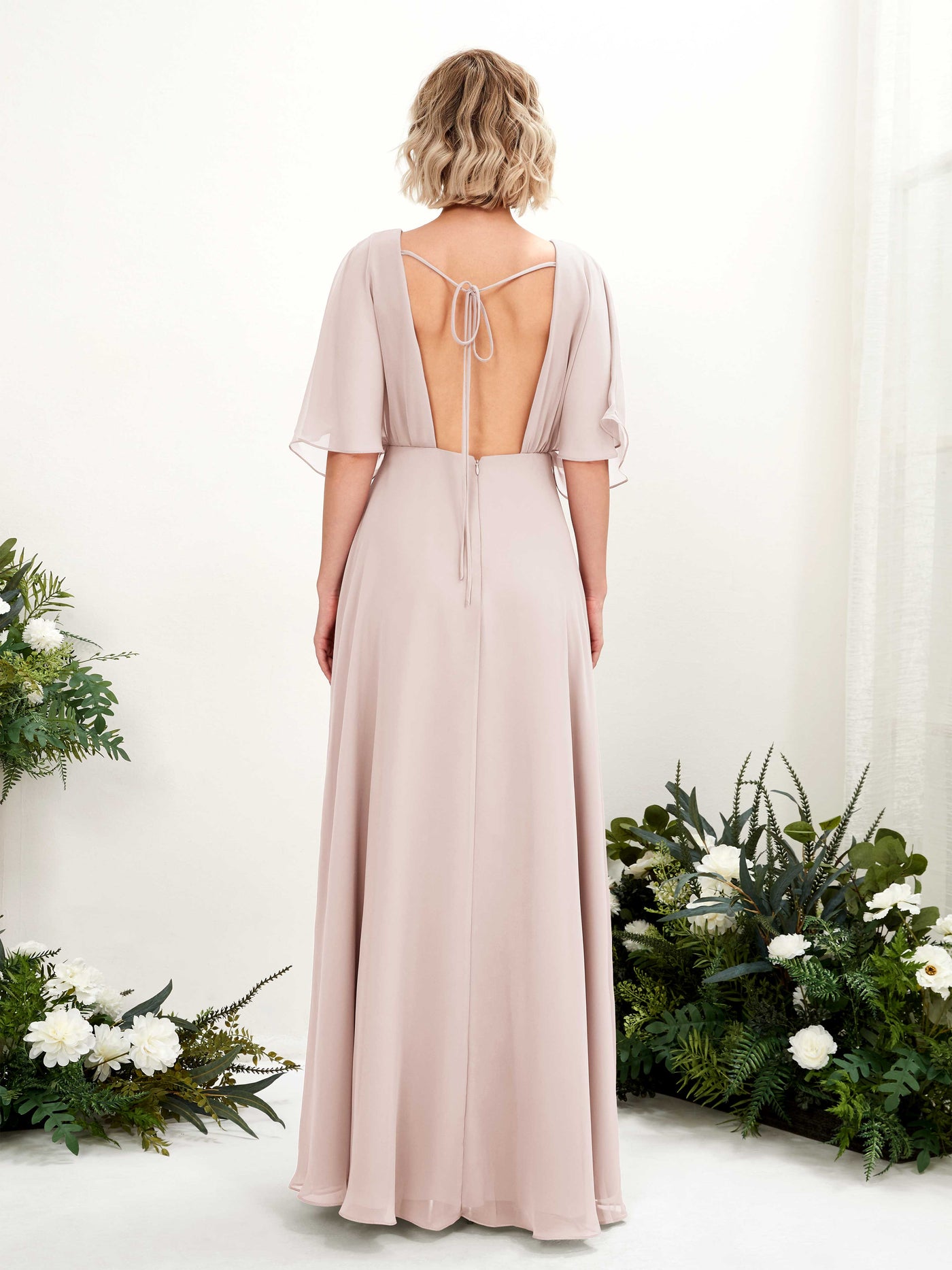 Carlyna Fourreau Col V Manches Courtes Robe de demoiselle d'honneur Longueur ras du sol Biscotti #couleur_biscotti