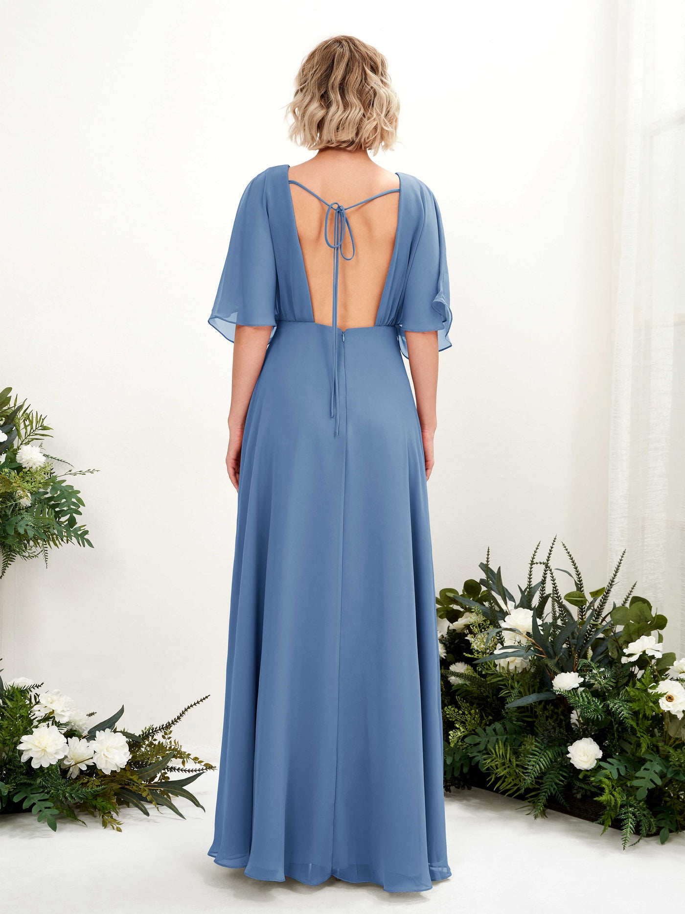 Carlyna Fourreau Col V Manches Courtes Robe de demoiselle d'honneur Longueur ras du sol Bleu Poussiéreux #couleur_bleu-poussi-reux