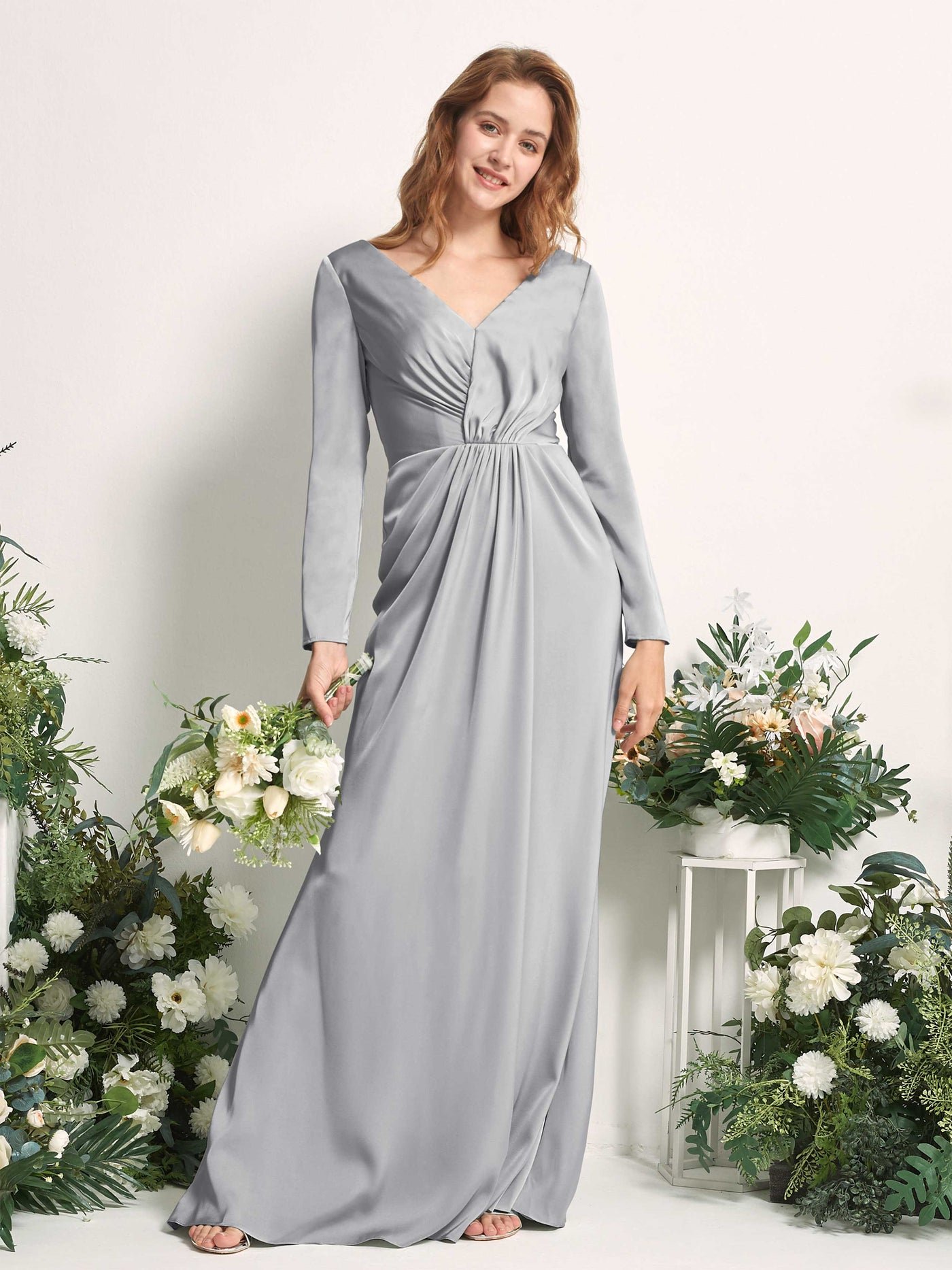 Carlyna Fourreau Col V Manches Longues Froncé Robes de demoiselle d'honneur Gris Boussole #couleur_gris-boussole
