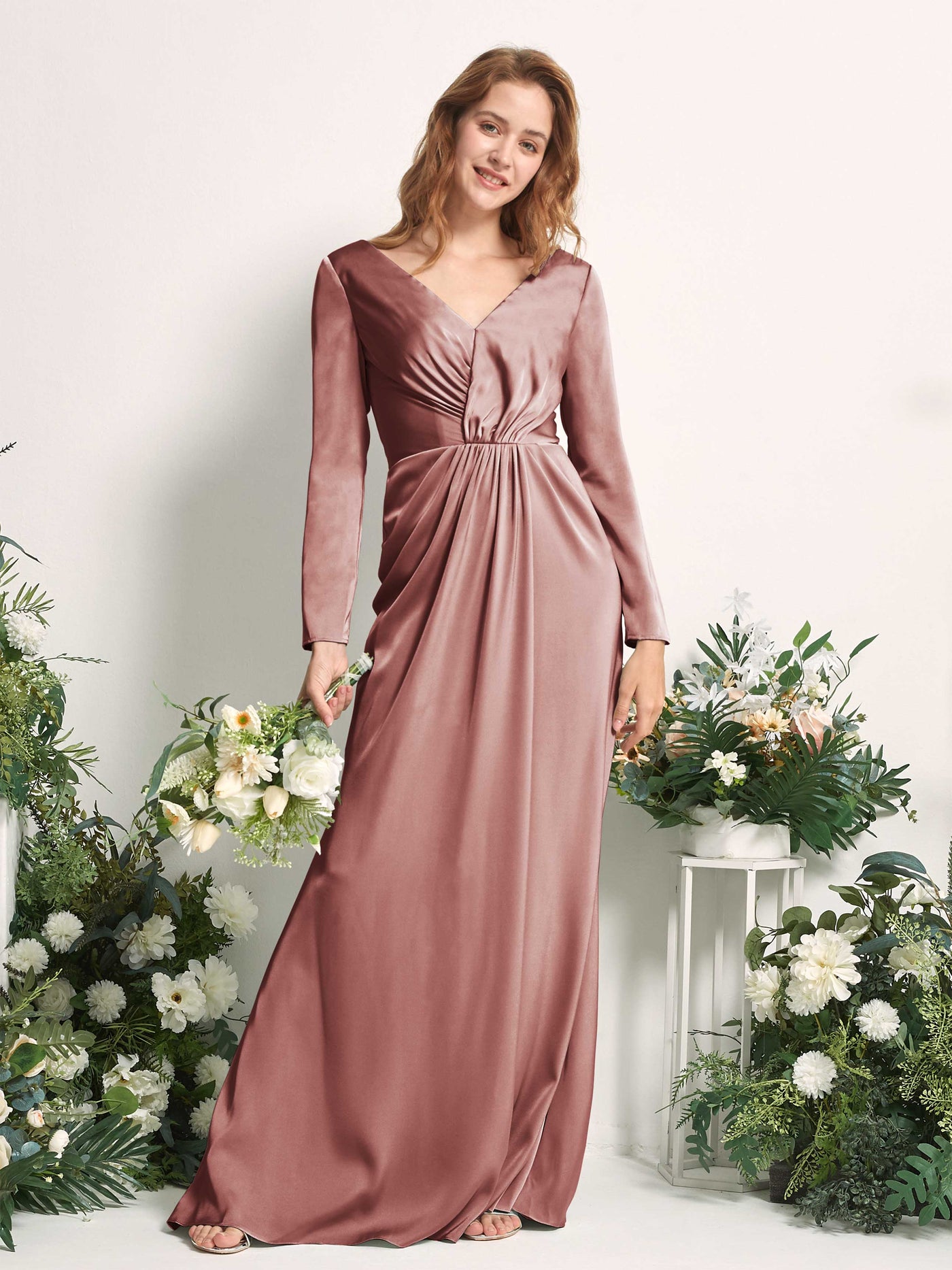 Carlyna Fourreau Col V Manches Longues Froncé Robes de demoiselle d'honneur Rose Du Désert #couleur_rose-du-d-sert