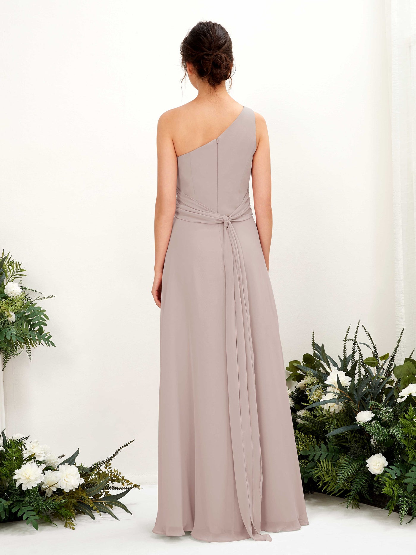 Carlyna Fourreau Longueur ras du sol Décolleté Asymétrique avec Fente Mousseline Robes de demoiselle d'honneur Taupe #couleur_taupe