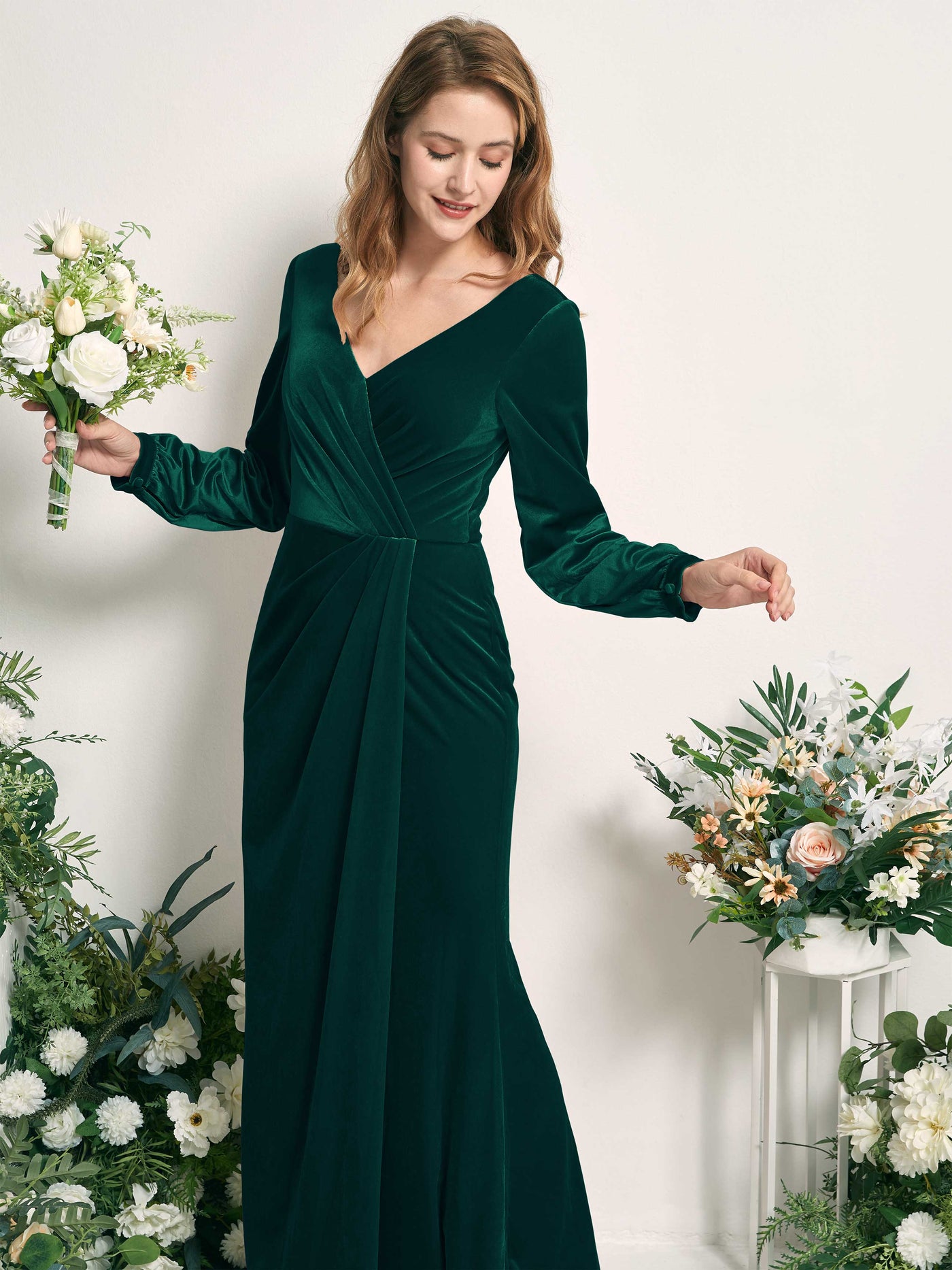 Carlyna Fourreau Silhouette Manches Longues Col V longueur ras du sol robe de demoiselle d'honneur Vert Chasseur #couleur_vert-chasseur