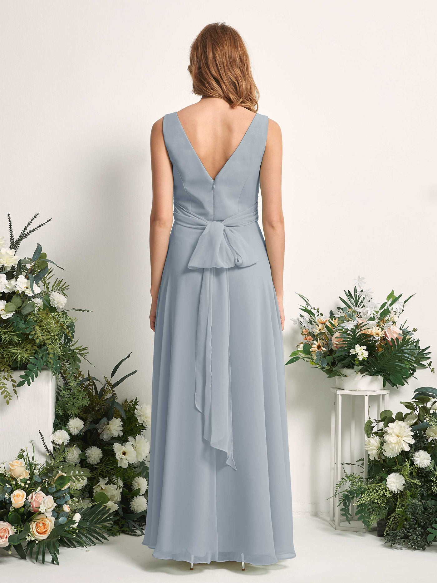 Carlyna Robe demoiselle d'honneur trapèze col V longueur ras du sol Bleu Poussiéreux Amélioré #couleur_bleu-poussi-reux-am-lior