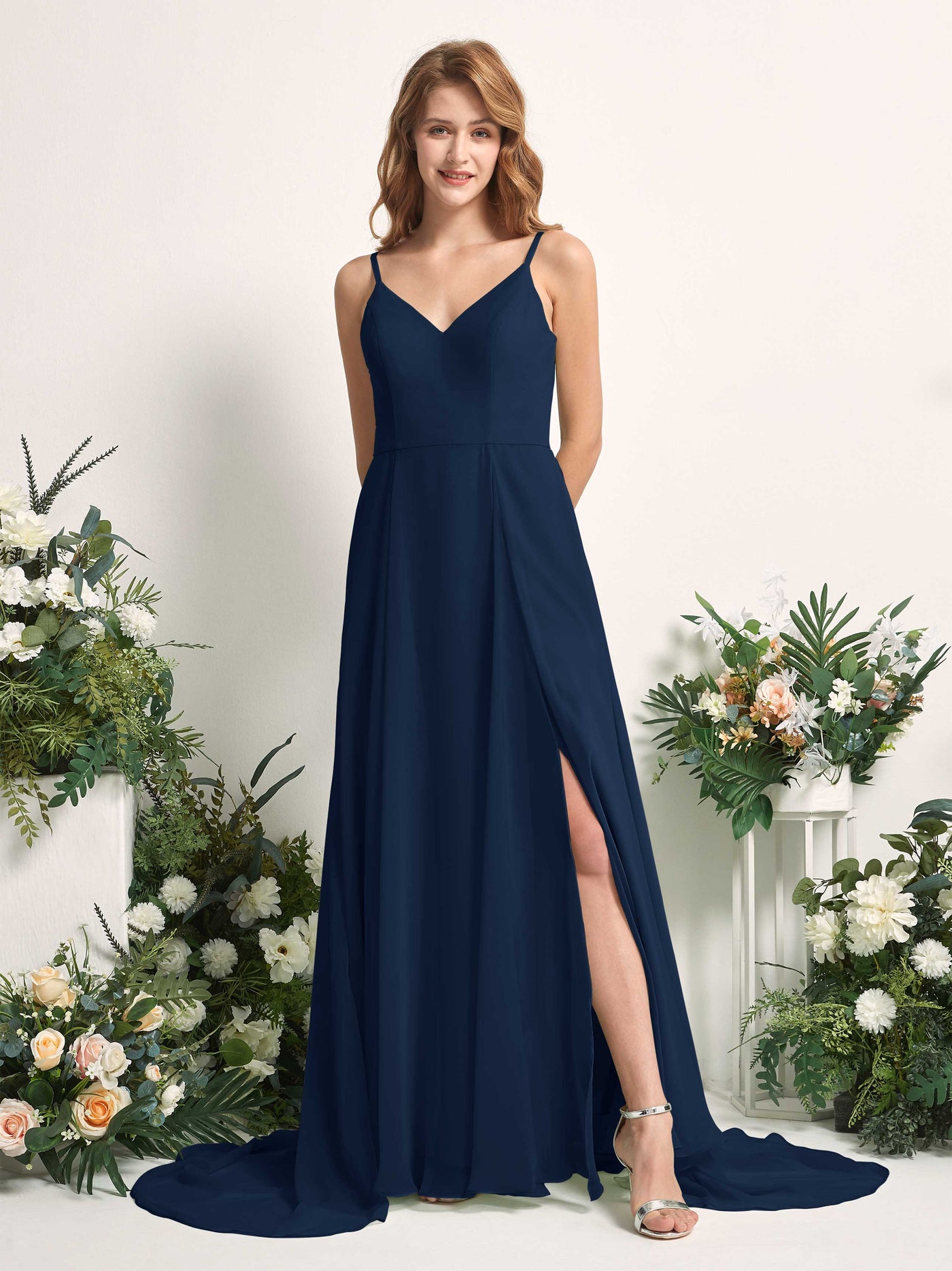 Carlyna Robe trapèze avec col V et fente sur la jambe longueur ras du sol demoiselle d'honneur Bleu Marine #couleur_bleu-marine
