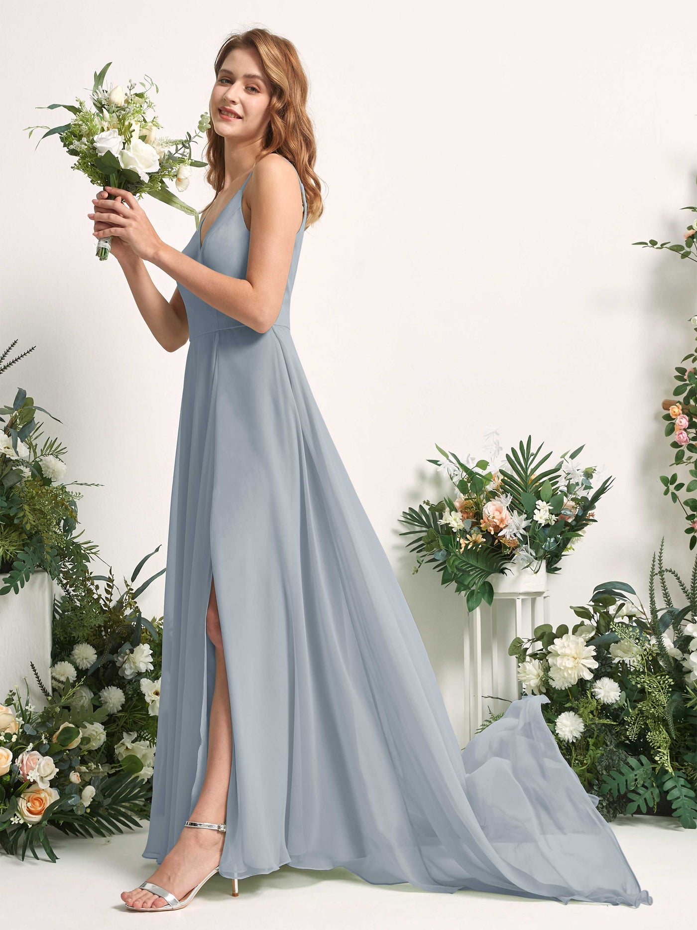Carlyna Robe trapèze avec col V et fente sur la jambe longueur ras du sol demoiselle d'honneur Bleu Poussiéreux Amélioré #couleur_bleu-poussi-reux-am-lior