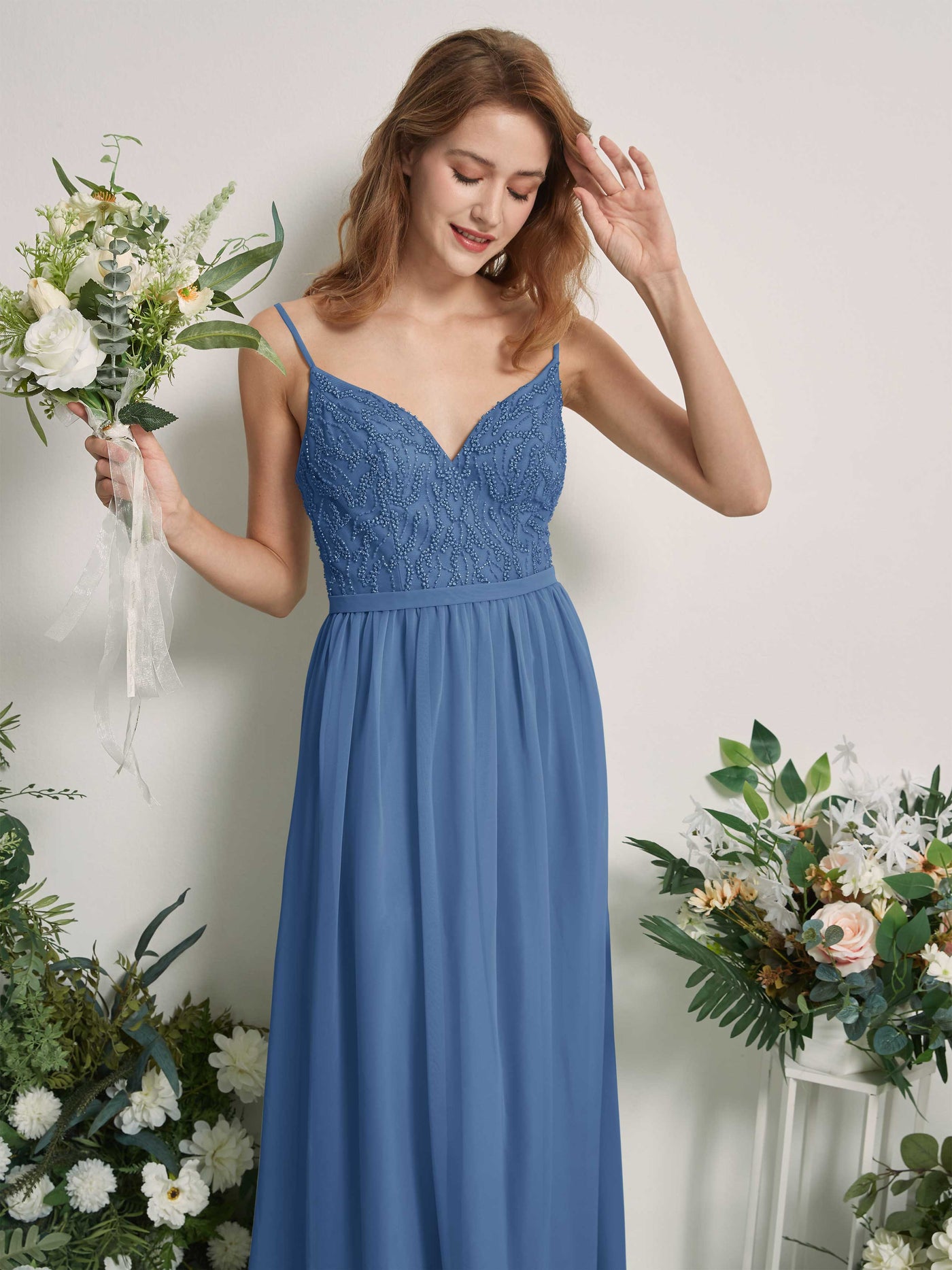 Carlyna Robe Trapèze Col V Longueur ras du sol Froncé Demoiselle d'honneur Bleu Poussiéreux #couleur_bleu-poussi-reux