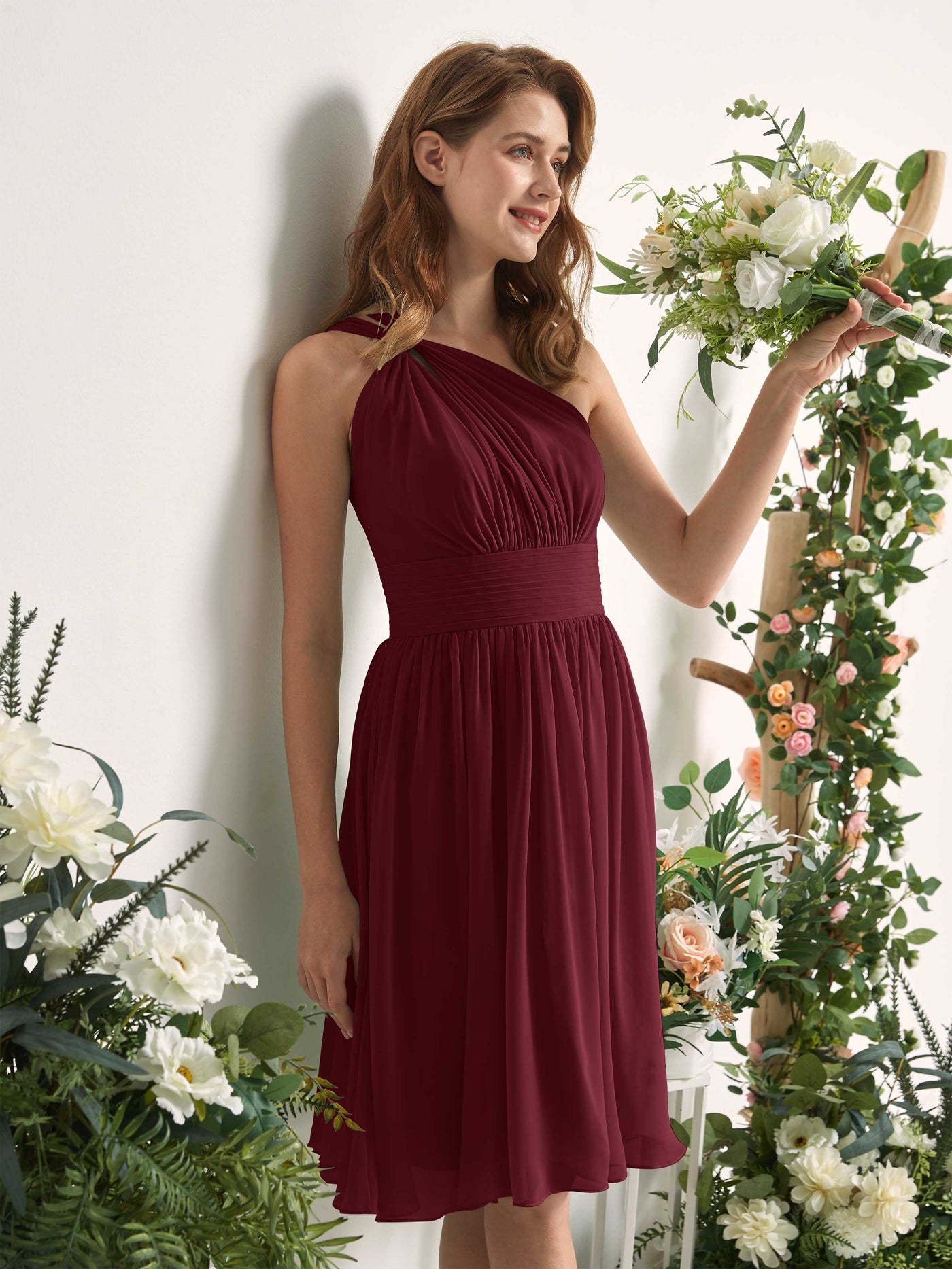 Carlyna Robe trapèze décolleté asymétrique longueur genou froncée en mousseline demoiselle d'honneur Bordeaux #couleur_bordeaux