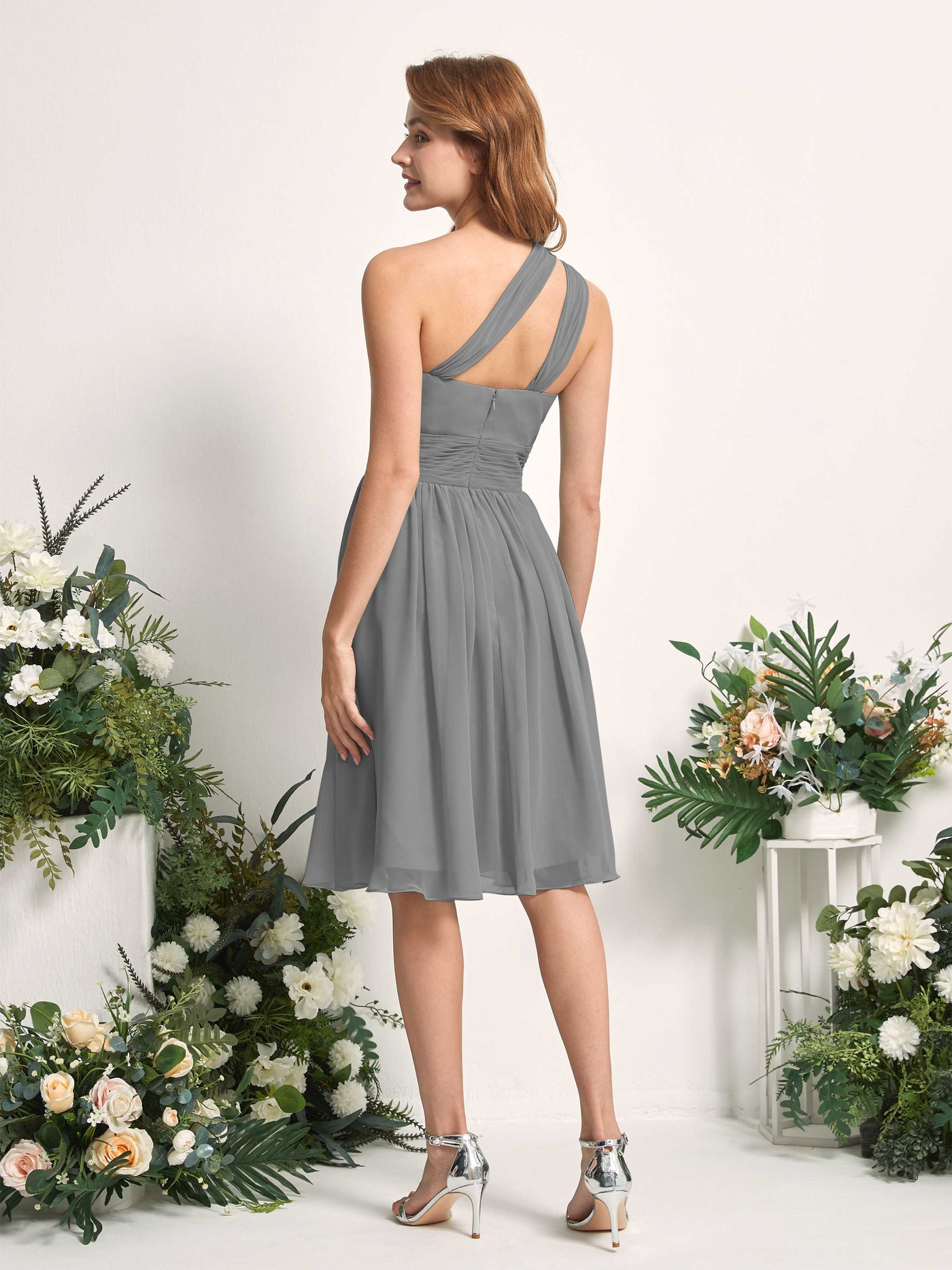 Carlyna Robe trapèze décolleté asymétrique longueur genou froncée en mousseline demoiselle d'honneur Gris Acier #couleur_gris-acier
