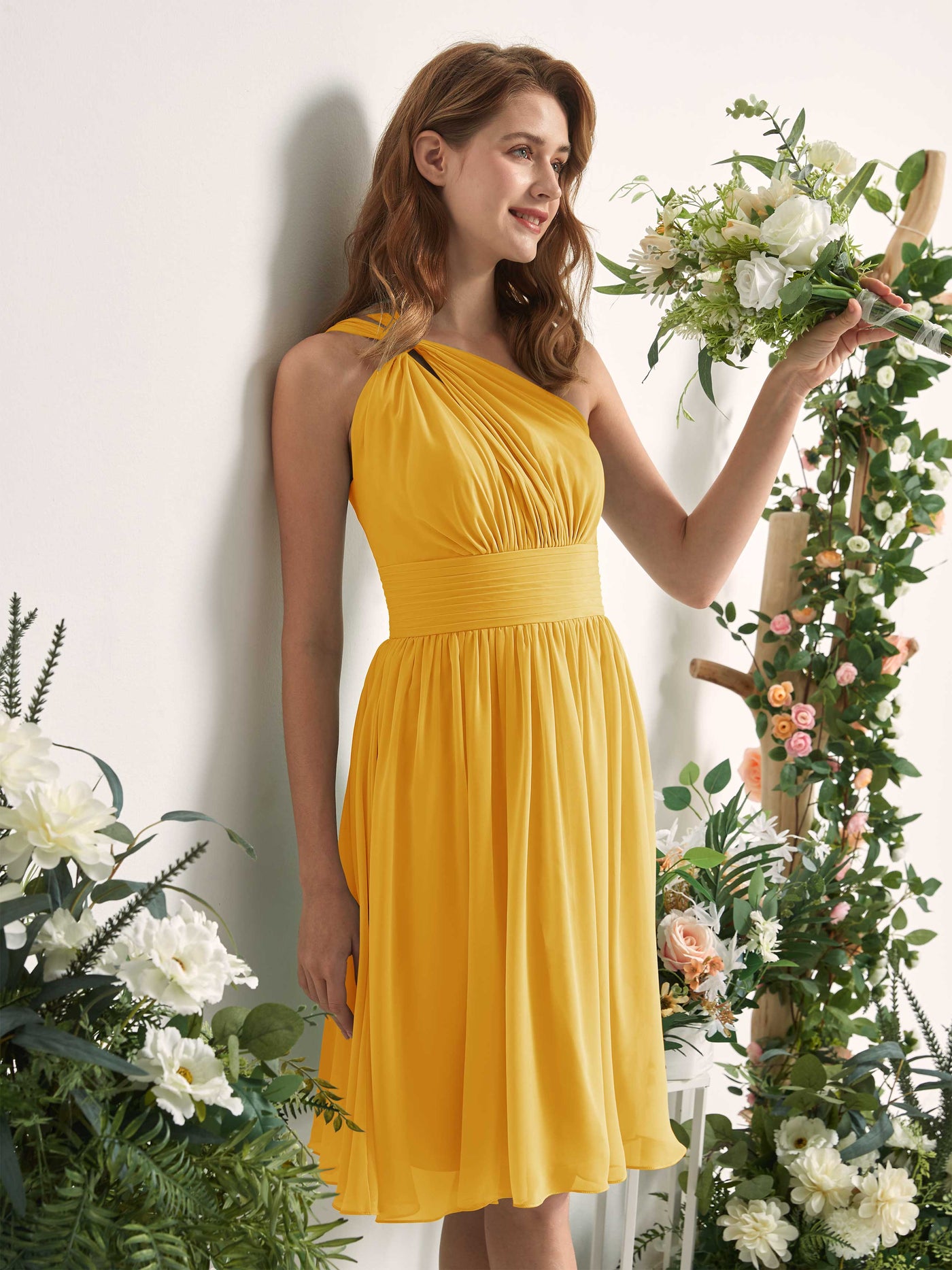 Carlyna Robe trapèze décolleté asymétrique longueur genou froncée en mousseline demoiselle d'honneur Jaune Moutard #couleur_jaune-moutard