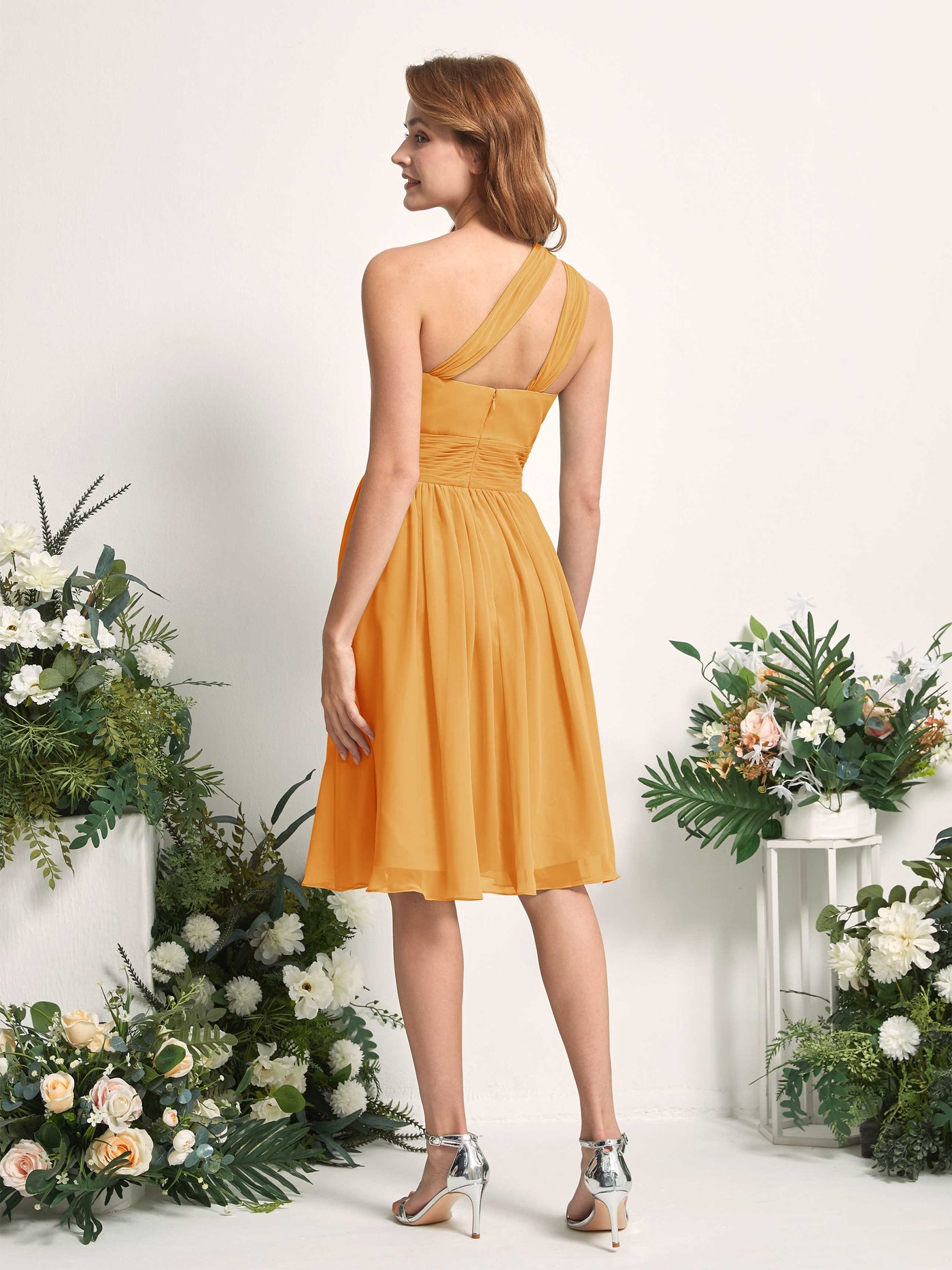 Carlyna Robe trapèze décolleté asymétrique longueur genou froncée en mousseline demoiselle d'honneur Mangue #couleur_mangue