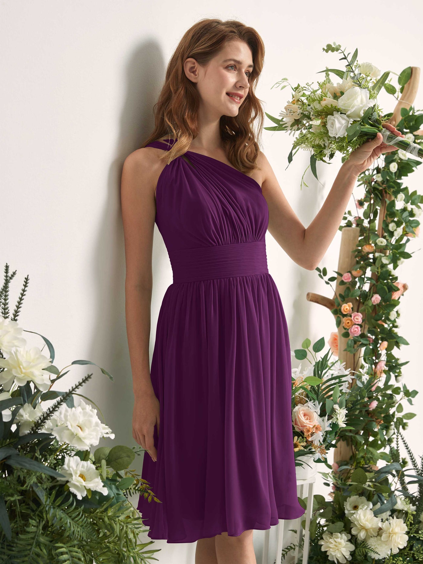 Carlyna Robe trapèze décolleté asymétrique longueur genou froncée en mousseline demoiselle d'honneur Pourpre #couleur_pourpre