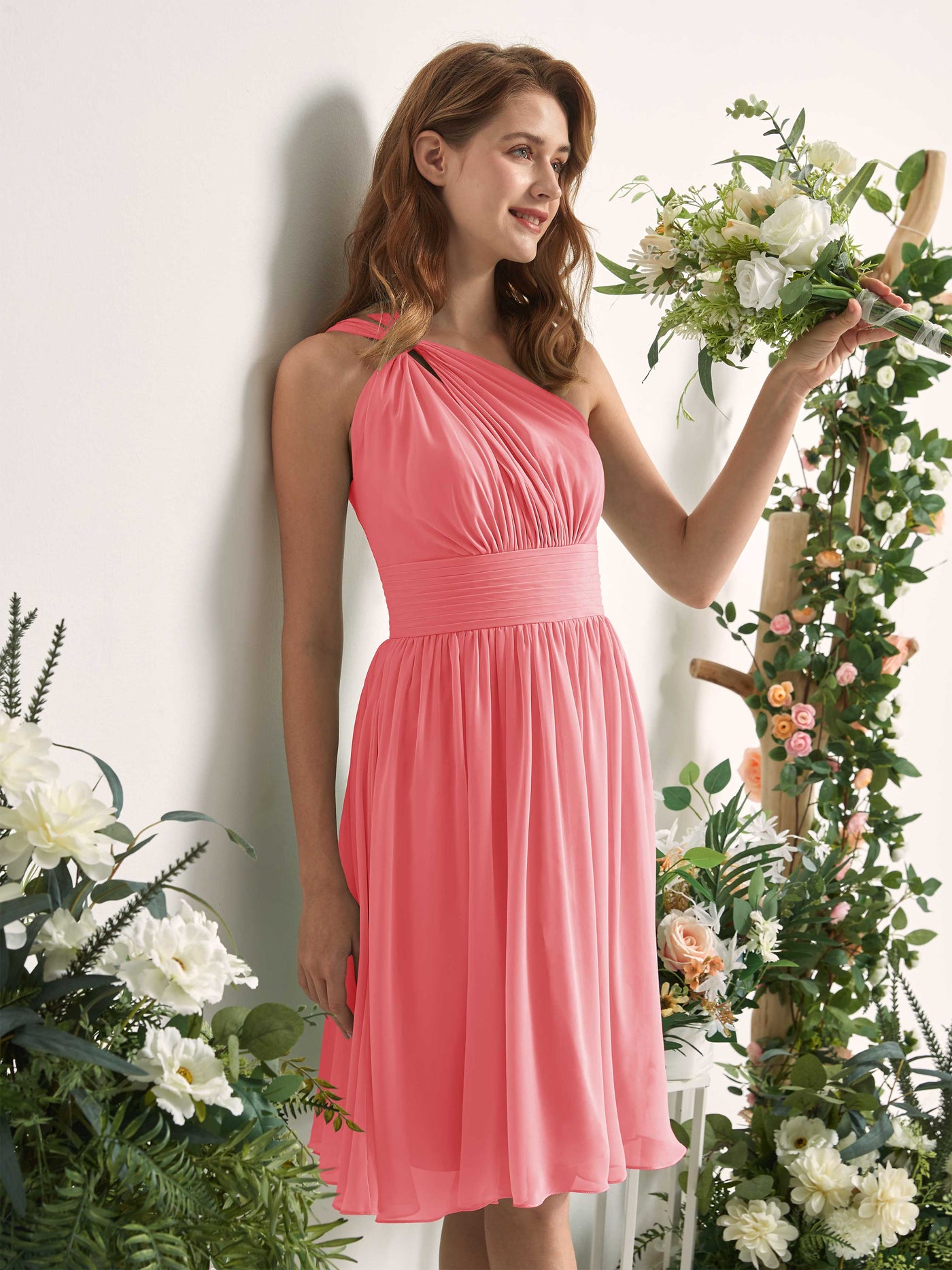 Carlyna Robe trapèze décolleté asymétrique longueur genou froncée en mousseline demoiselle d'honneur Rose Corail #couleur_rose-corail