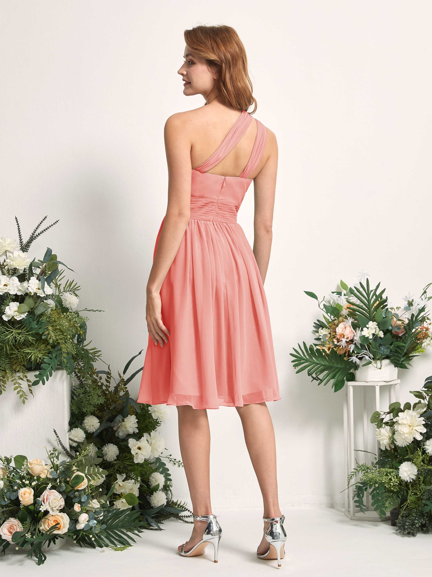 Carlyna Robe trapèze décolleté asymétrique longueur genou froncée en mousseline demoiselle d'honneur Rose Pêche #couleur_rose-p-che