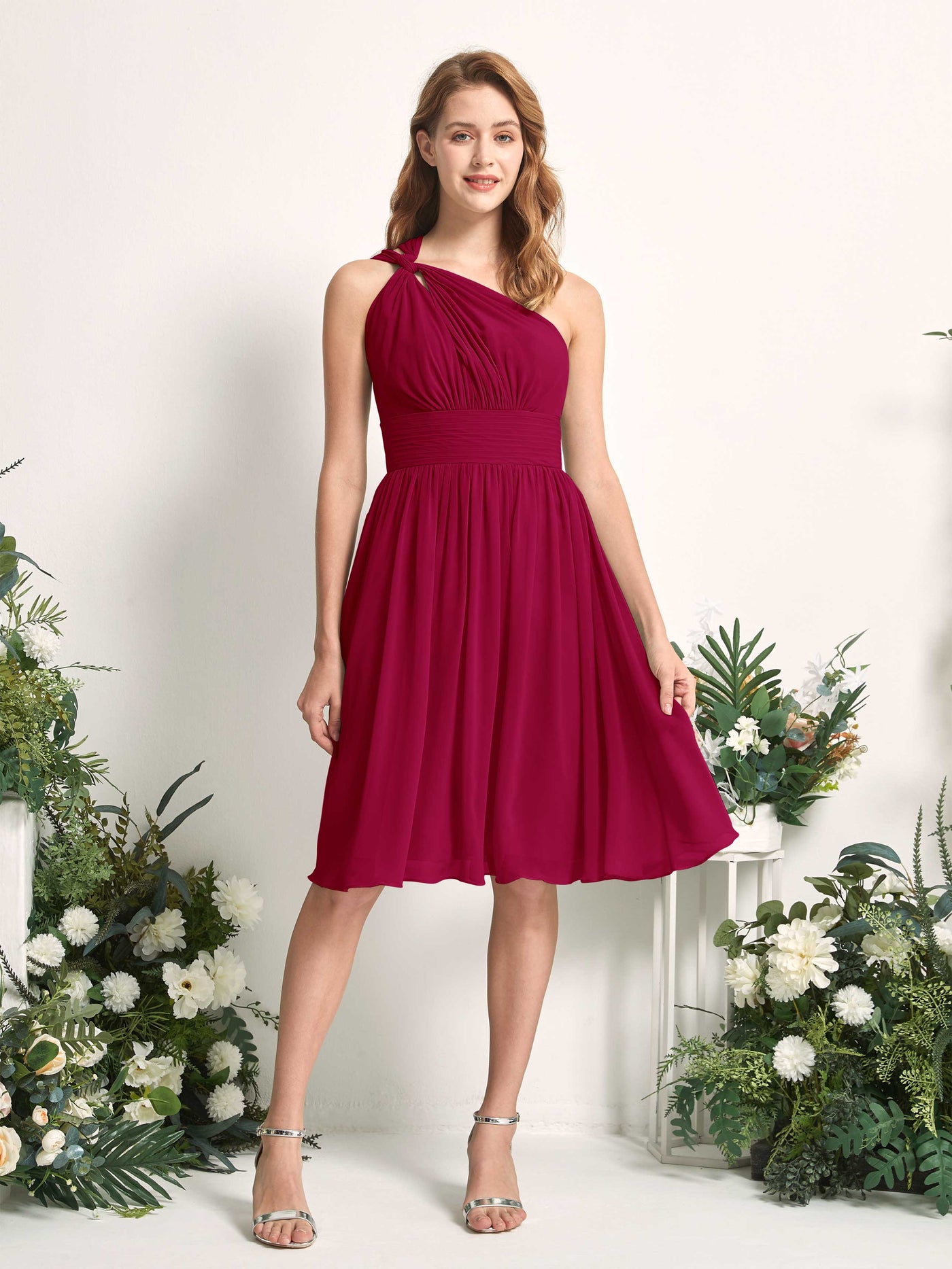 Carlyna Robe trapèze décolleté asymétrique longueur genou froncée en mousseline demoiselle d'honneur Rouge Bouffon #couleur_rouge-bouffon