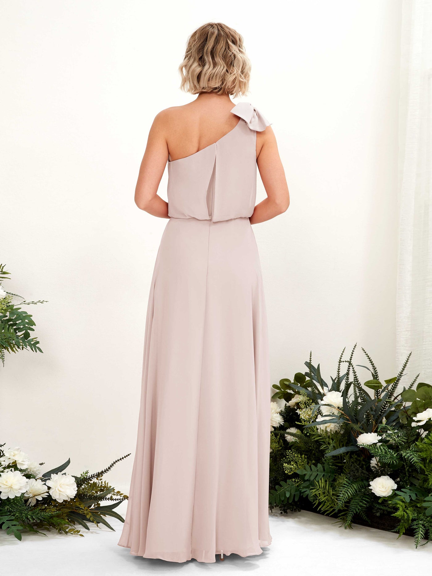Carlyna Robe trapèze décolleté asymétrique longueur ras du sol demoiselle d'honneur Biscotti #couleur_biscotti