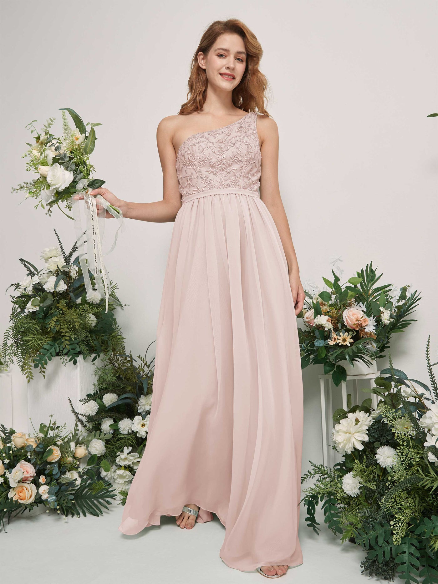 Carlyna Robe trapèze Décolleté asymétrique Longueur ras du sol Mousseline demoiselle d'honneur Biscotti #couleur_biscotti