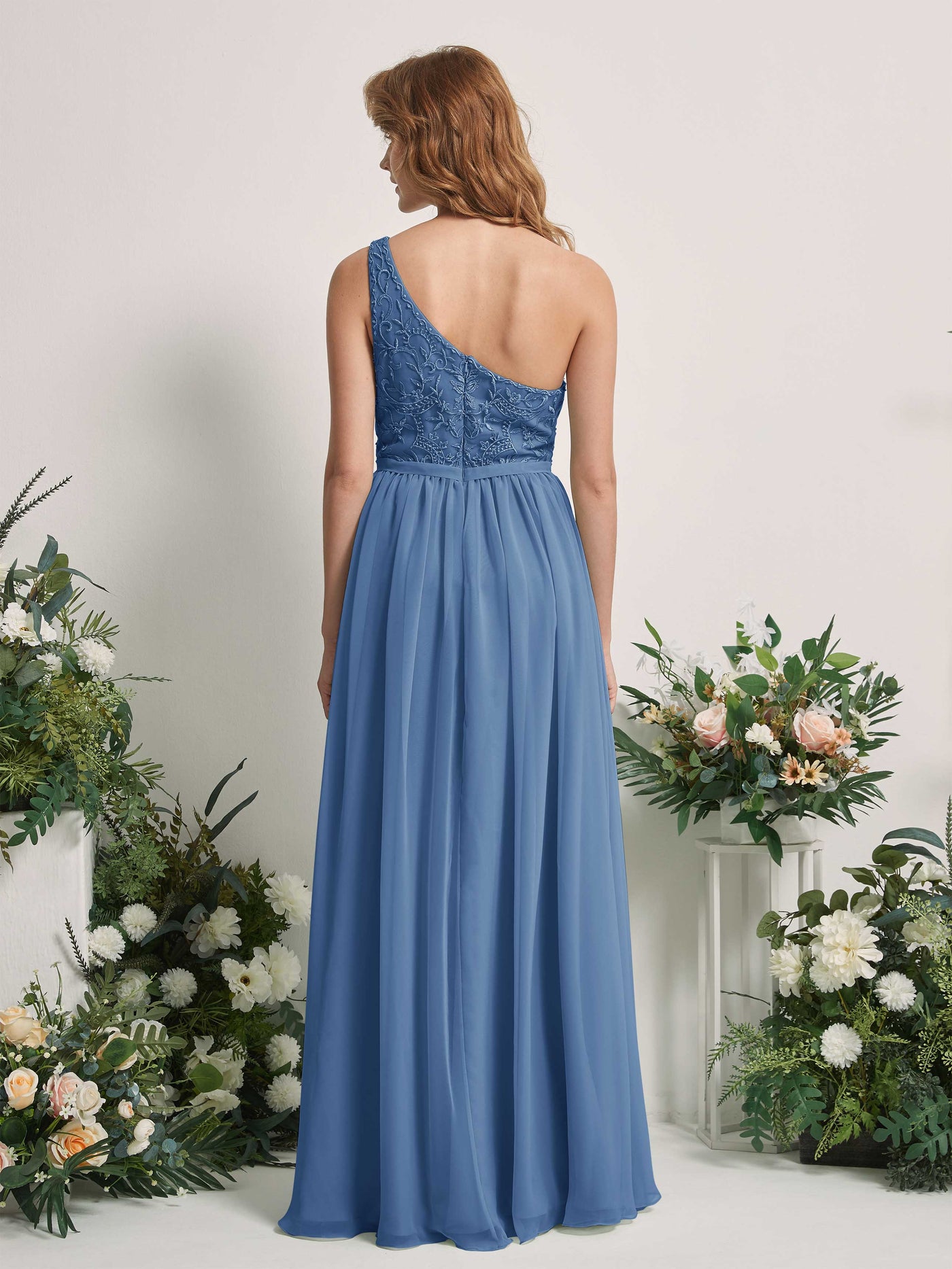 Carlyna Robe trapèze Décolleté asymétrique Longueur ras du sol Mousseline demoiselle d'honneur Bleu Poussiéreux #couleur_bleu-poussi-reux