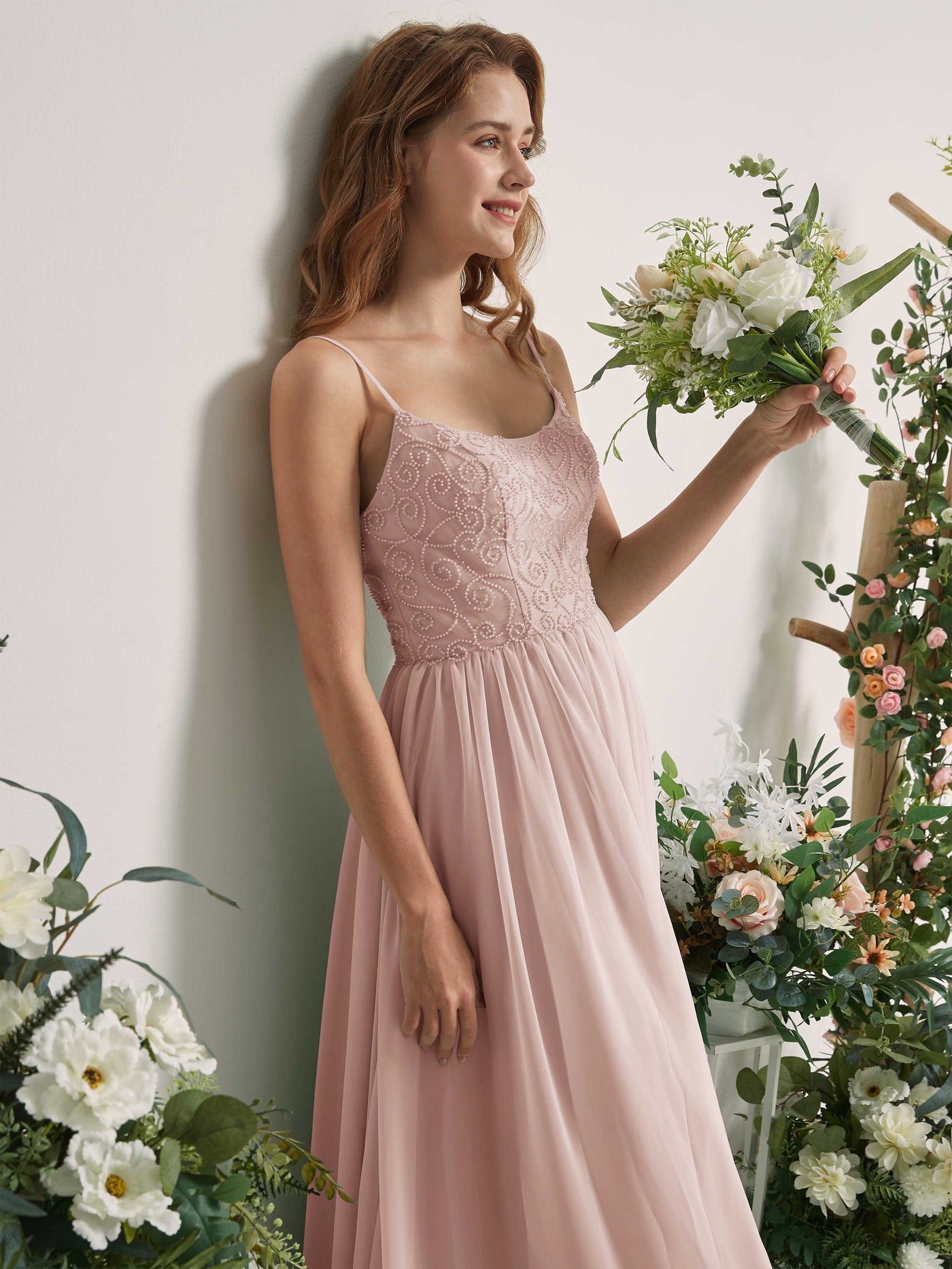 Carlyna Robe trapèze encolure dégagée longueur ras du sol mousseline demoiselle d'honneur Biscotti #couleur_biscotti