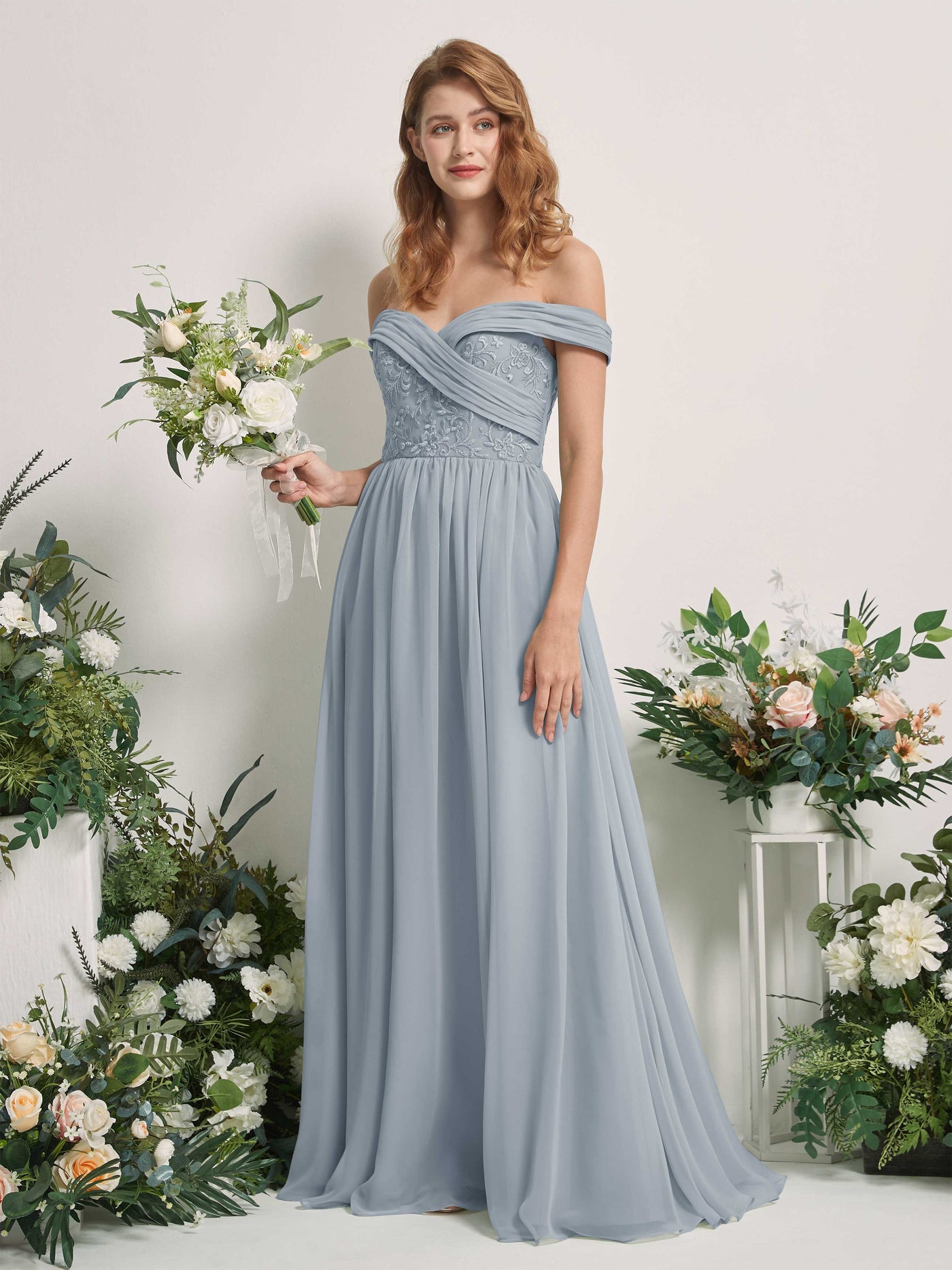 Carlyna Robe Trapèze Épaule Dénudée Longueur Ras du Sol Brodée Robes de Demoiselle d'honneur Bleu Poussiéreux Amélioré #couleur_bleu-poussi-reux-am-lior