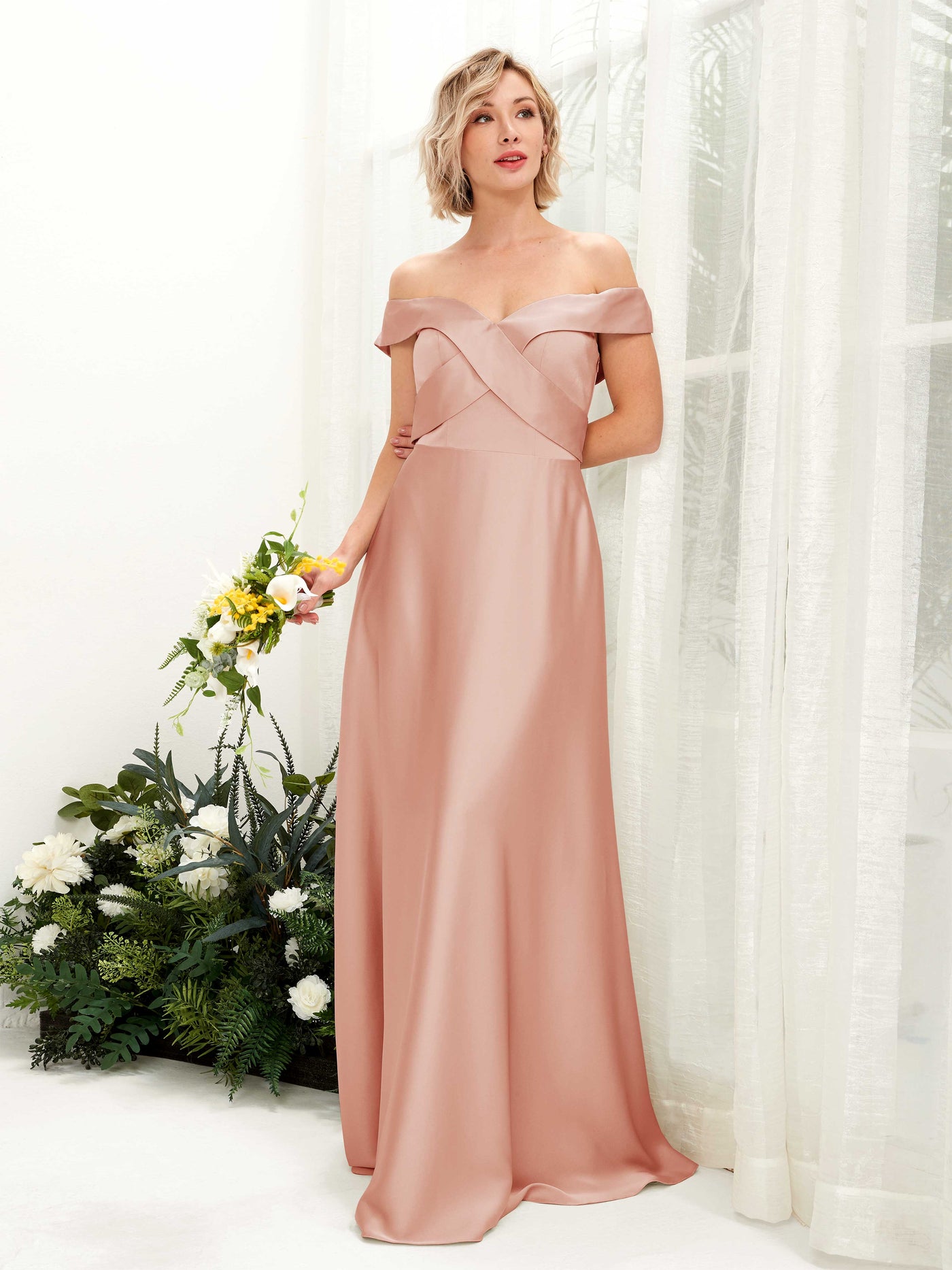 Carlyna Robe trapèze Épaule Dénudée longueur ras du sol en satin Cantaloup #couleur_cantaloup