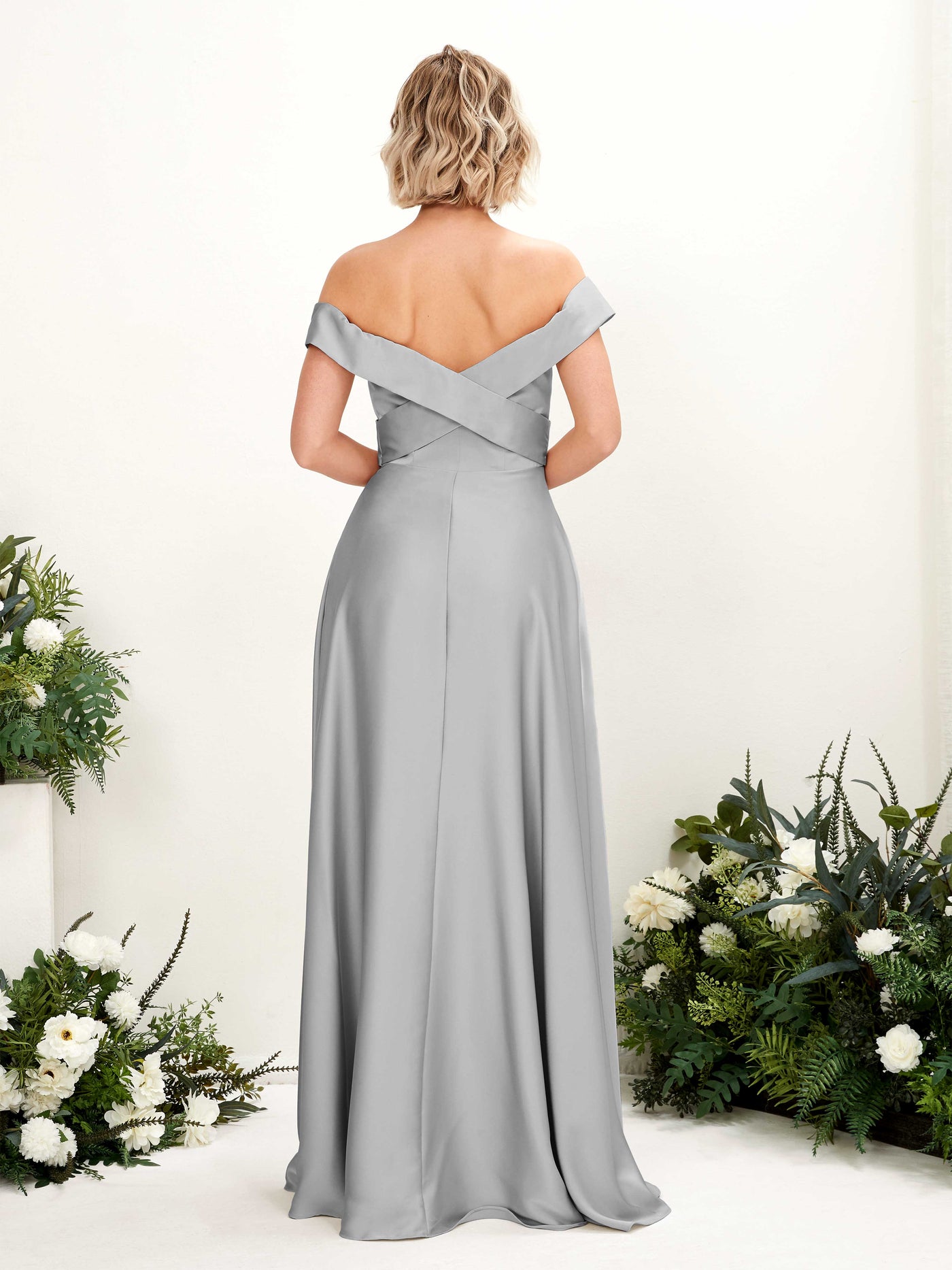 Carlyna Robe trapèze Épaule Dénudée longueur ras du sol en satin Gris Boussole #couleur_gris-boussole
