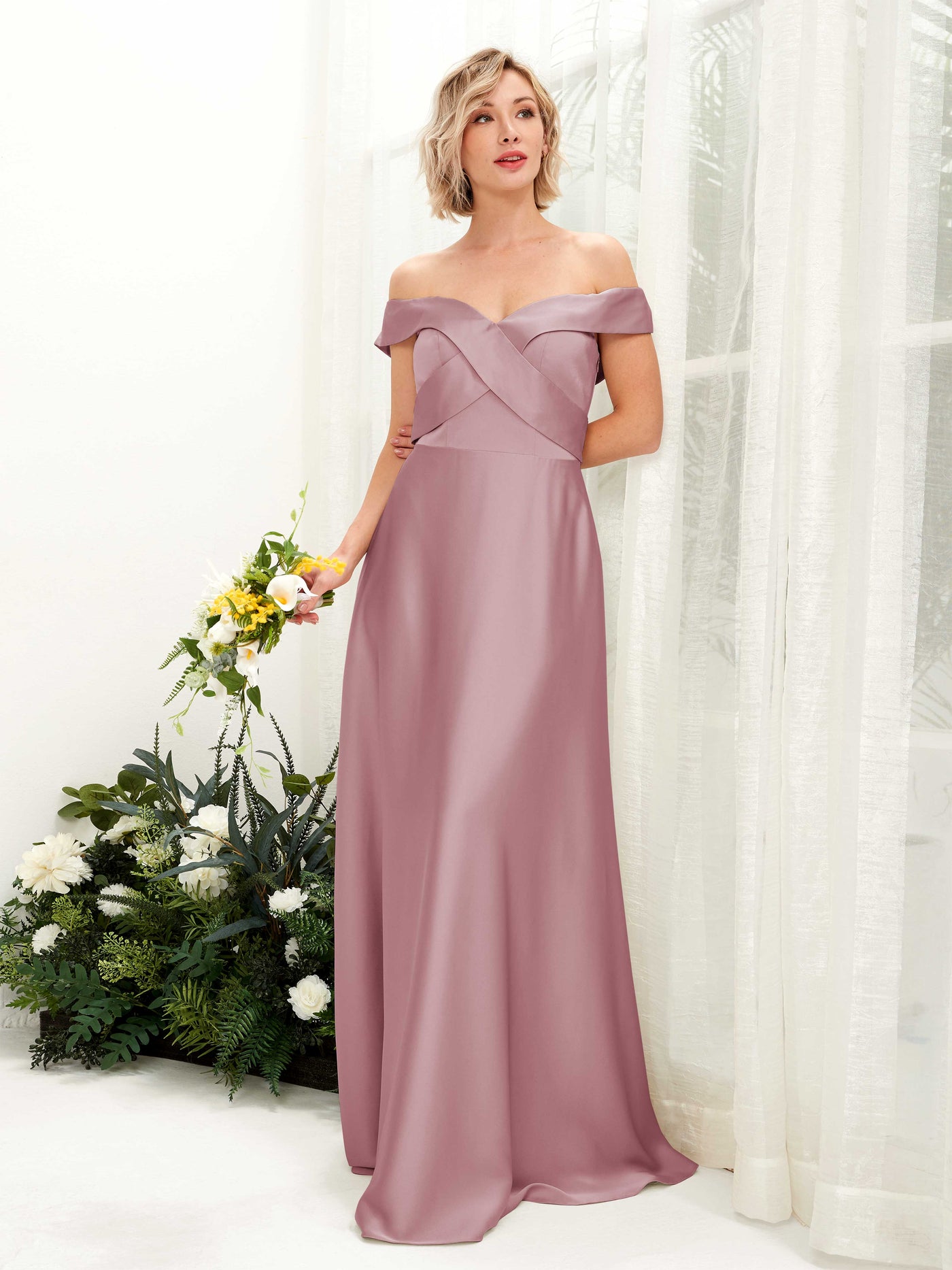 Carlyna Robe trapèze Épaule Dénudée longueur ras du sol en satin Quartz Rose #couleur_quartz-rose