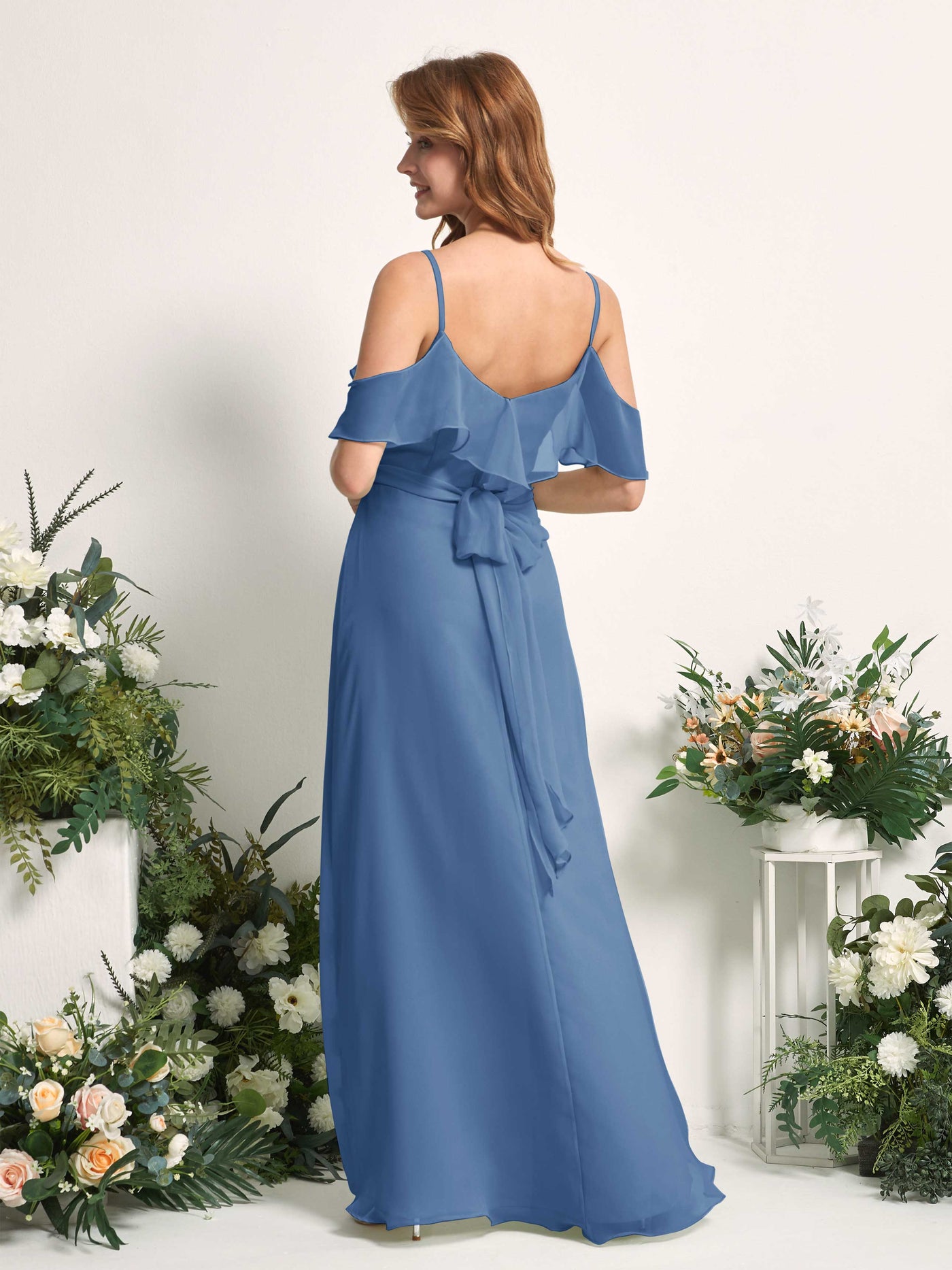 Carlyna Robe Trapèze Épaule Dénudée Longueur ras du sol Mousseline Demoiselle d'honneur Bleu Poussiéreux #couleur_bleu-poussi-reux