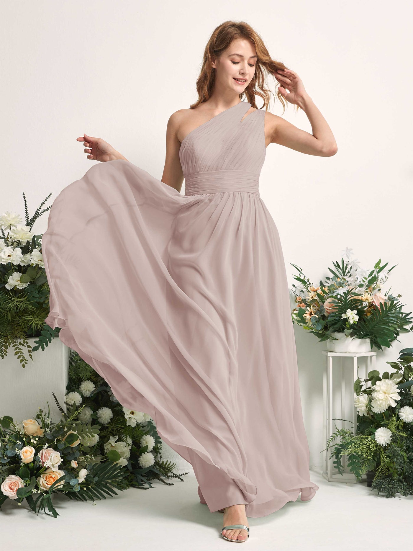 Carlyna Robe Trapèze Longueur ras du sol Décolleté Asymétrique Mousseline Demoiselle d'honneur Taupe #couleur_taupe